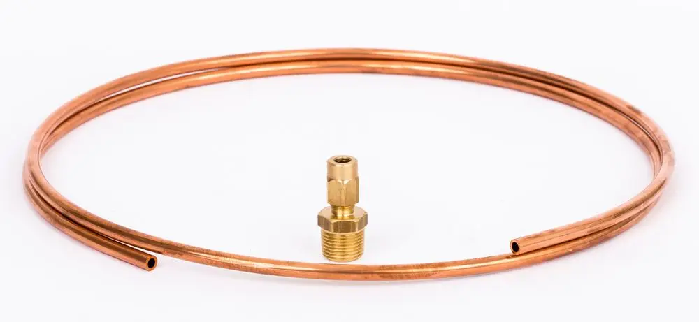 Kupferrohrleitungen in einer gekringelten Form, zusammen mit einer Messingverbindung. Geeignet für Steuerleitungen, häufig verwendet in Danfoss-Systemen.